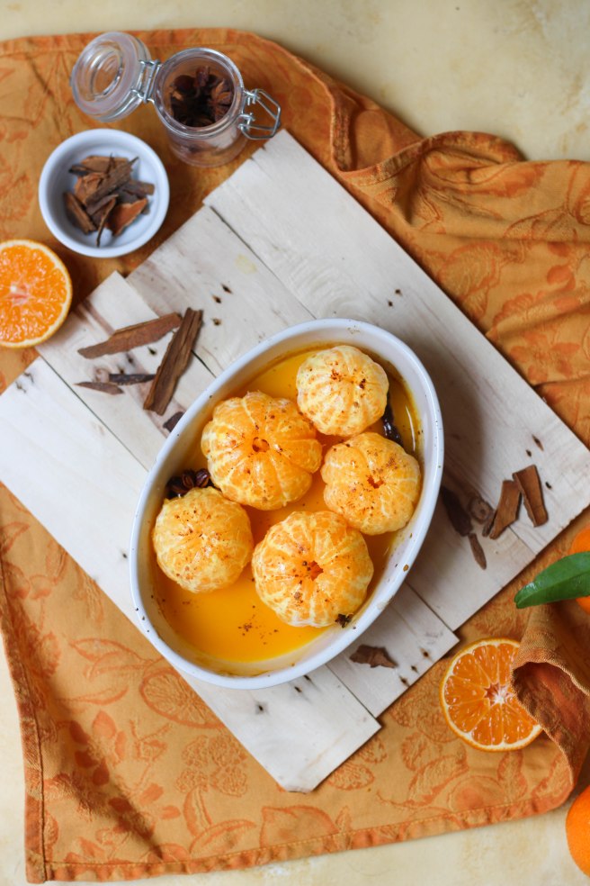 Clémentines au jus de fruit de la passion, rôties au miel et épices - photography