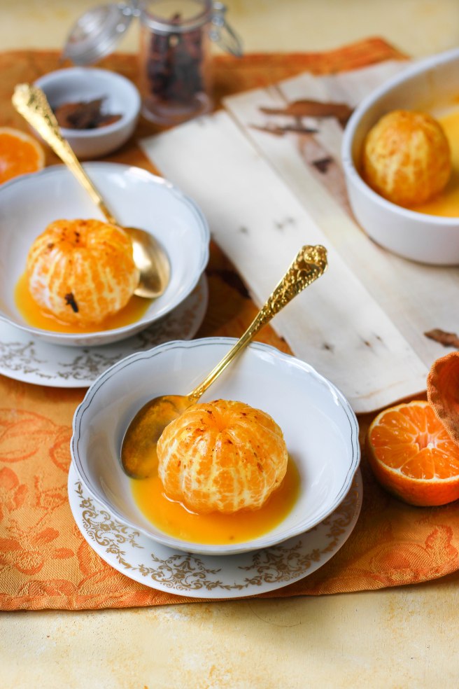 Clémentines au jus de fruit de la passion, rôties au miel et épices  - photography