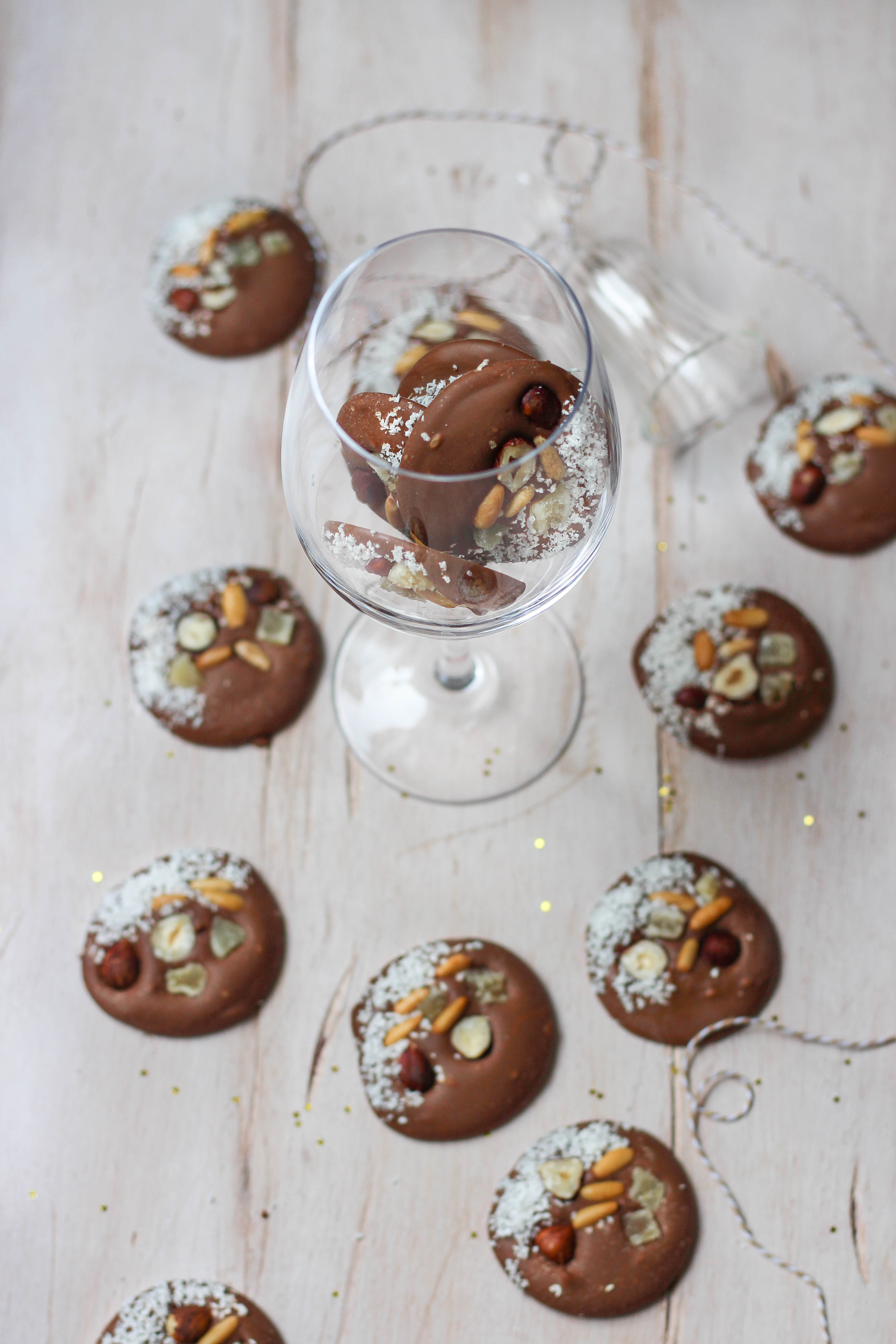 Mendiants dulcey aux pignons grillés, gingembre confit et noisettes - photography