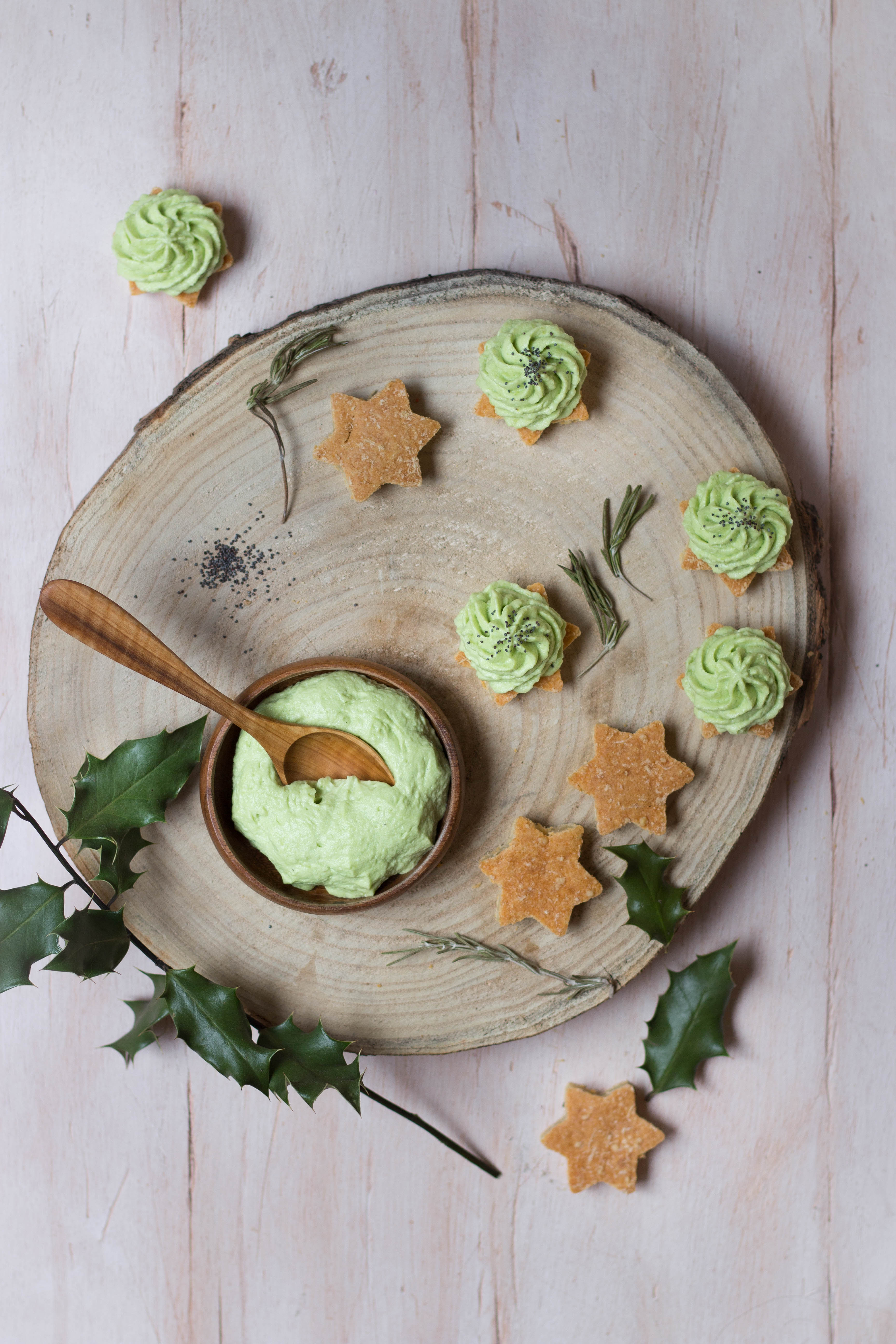 Amuse bouche végétariens de fêtes - étoiles au parmesan et chantilly d'avocat - photography