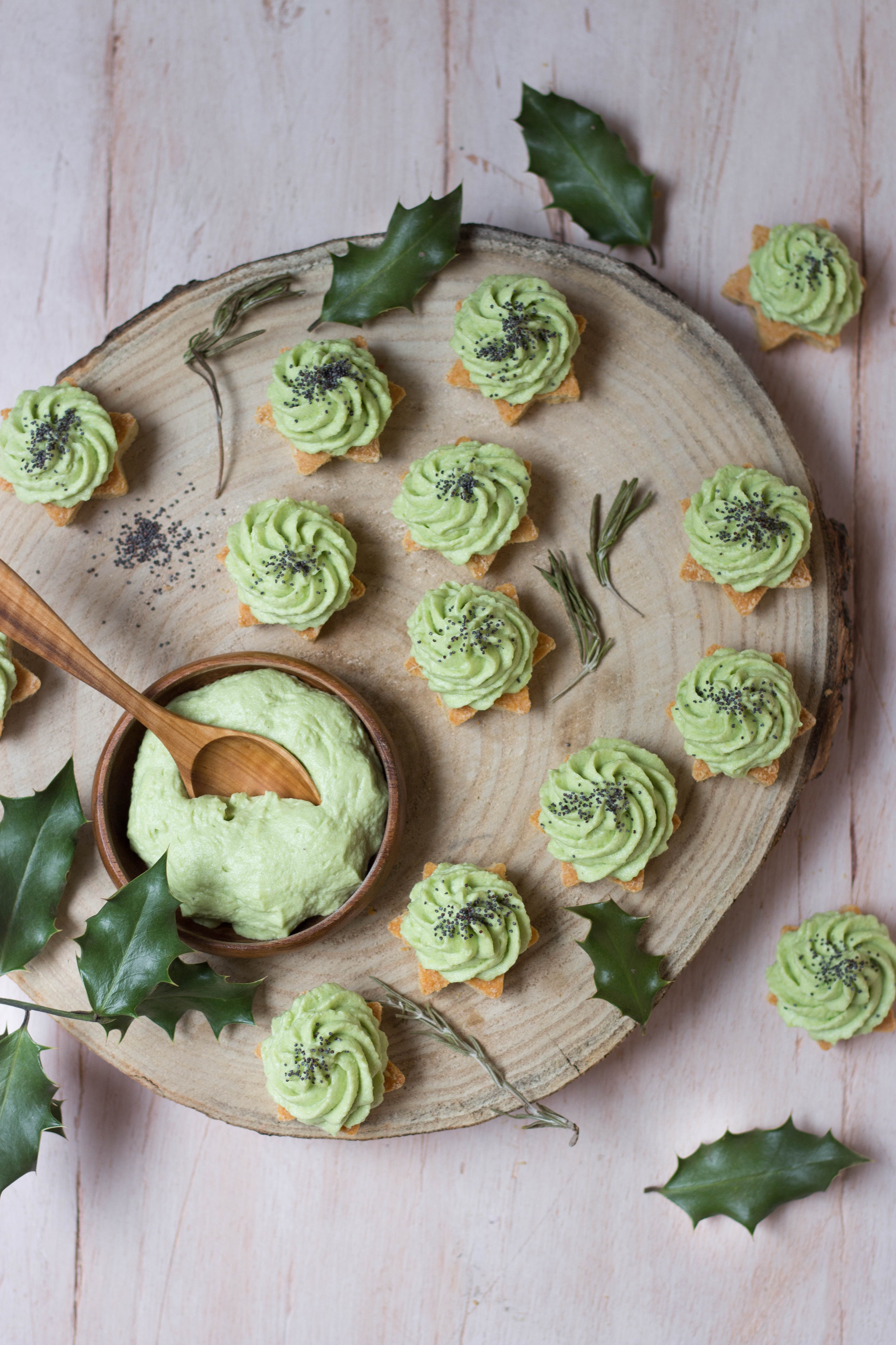 Amuse-bouches végétariens de fêtes - étoiles au parmesan et chantilly d'avocat - photography
