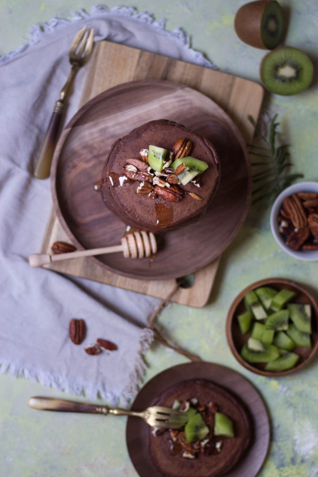 Pancakes au chocolat noir, topping miel, kiwi et noix de pécan pour le petit déjeuner - Breakfast photography
