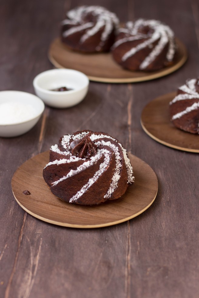 Petits bundt cakes au chocolat noir et noix de coco, à manger au goûter ou petit déjeuner avec un thé - photography