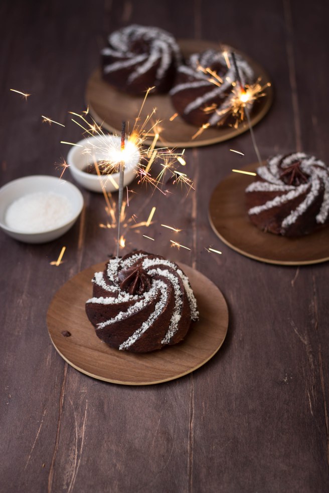 Petits bundt cakes au chocolat noir et noix de coco, à manger au goûter ou petit déjeuner avec un thé - photography 