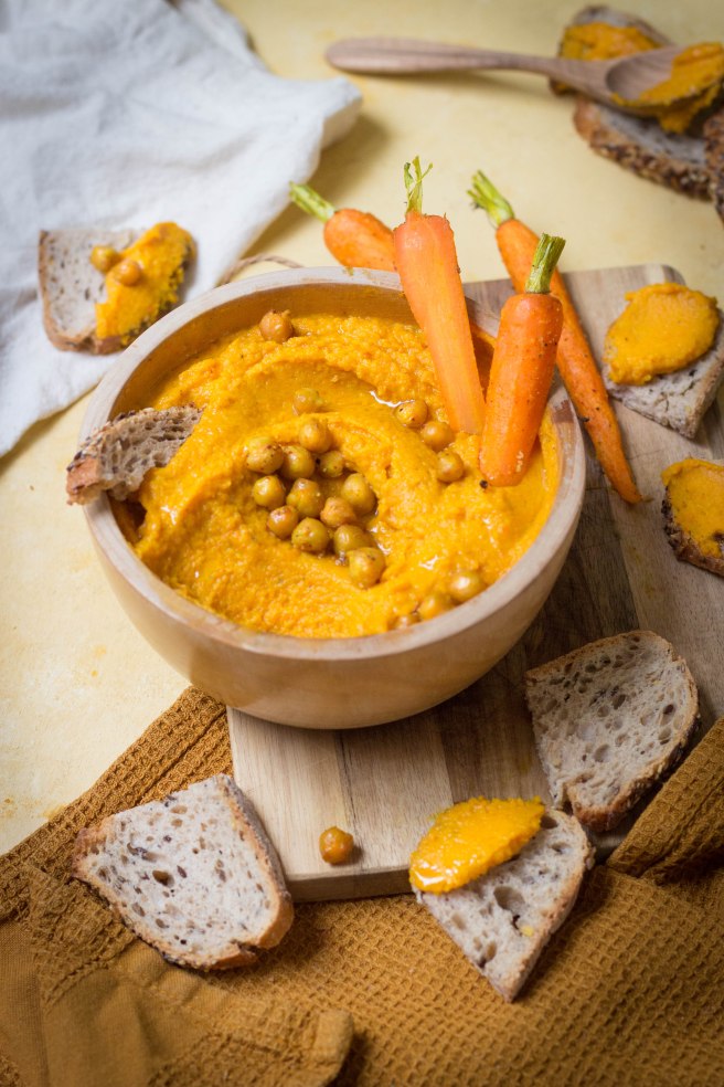 Houmous de carottes rôties au four pour l'apéritif - apetizer photography