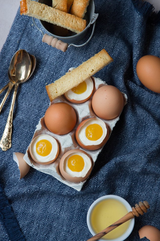 Oeuf à la coque 'trompe l'oeil' pour Pâques crème mascarpone et purée de mangue - Easter photography