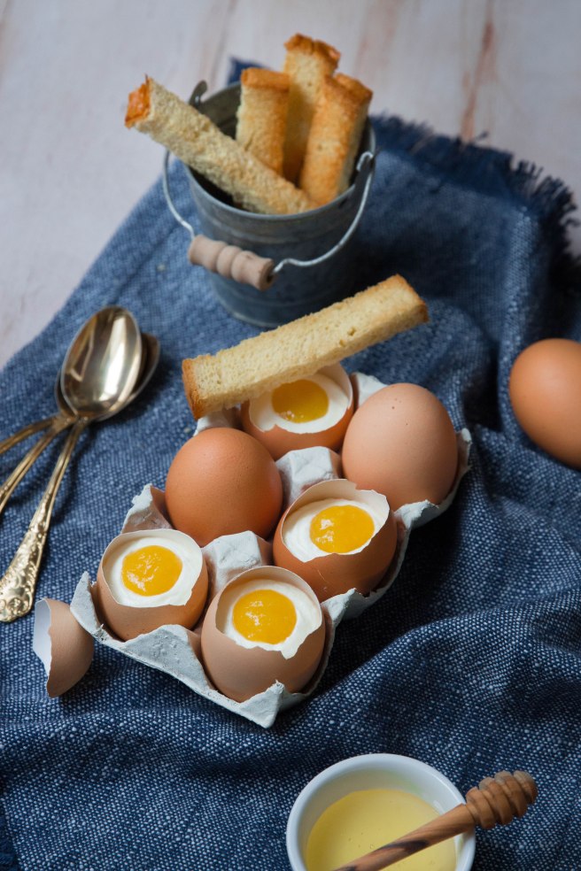 Oeuf à la coque 'trompe l'oeil' pour Pâques crème mascarpone et purée de mangue - Easter photography