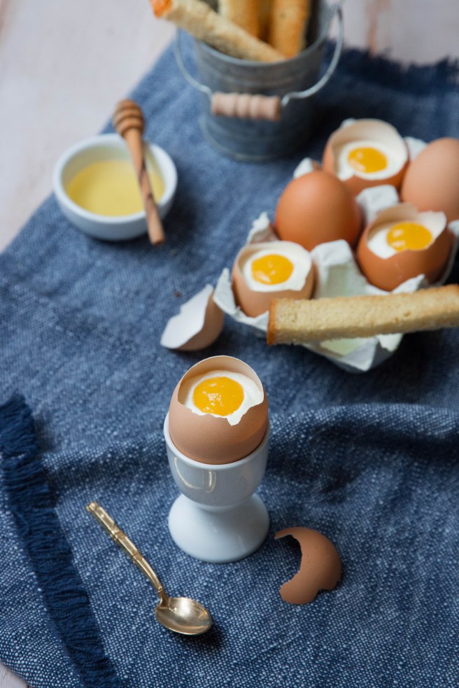 Oeuf à la coque 'trompe l'oeil' pour Pâques crème mascarpone et purée de mangue - Easter photography