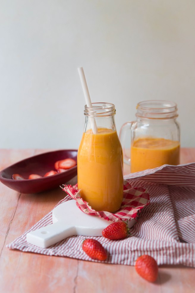 Smoothie aux fraises et à la mangue à emporter pour le petit déjeuner - breakfast photography