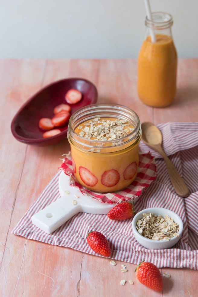 Smoothie aux fraises et à la mangue à emporter pour le petit déjeuner - breakfast photography