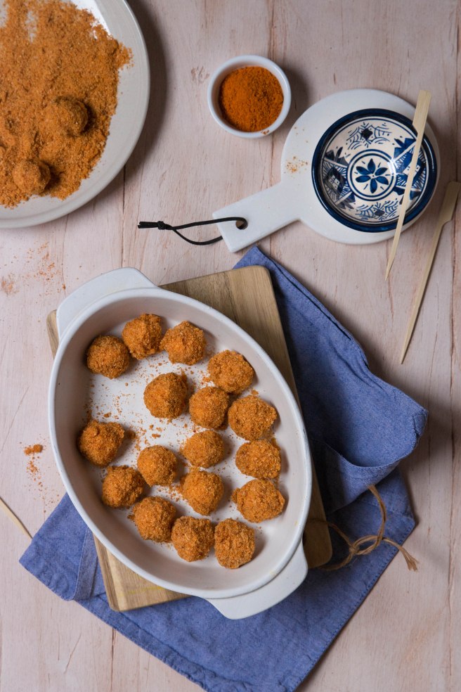 Billes de mozzarella panées à la marocaine dans une chapelures aux épices - apetizer photography