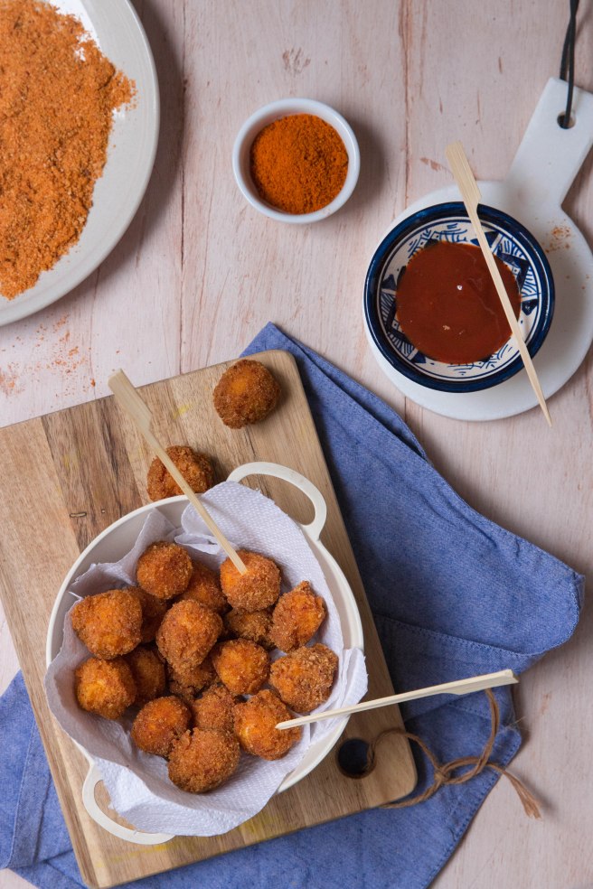 Billes de mozzarella panées à la marocaine dans une chapelures aux épices - apetizer photography