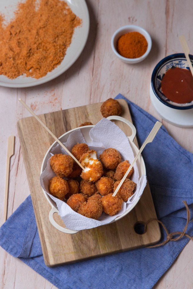 Billes de mozzarella panées à la marocaine dans une chapelures aux épices - apetizer photography