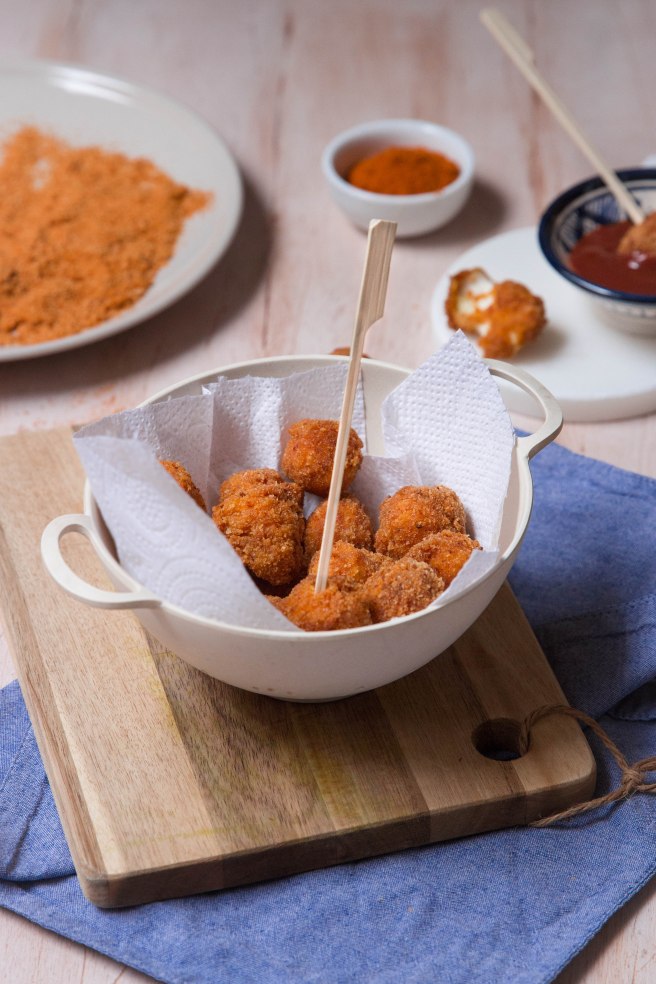 Billes de mozzarella panées à la marocaine dans une chapelures aux épices - apetizer photography