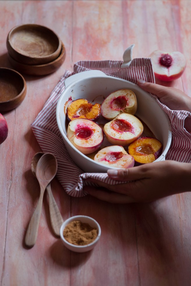 Pêches et brugnons rôtis au miel et sucre de coco - photography