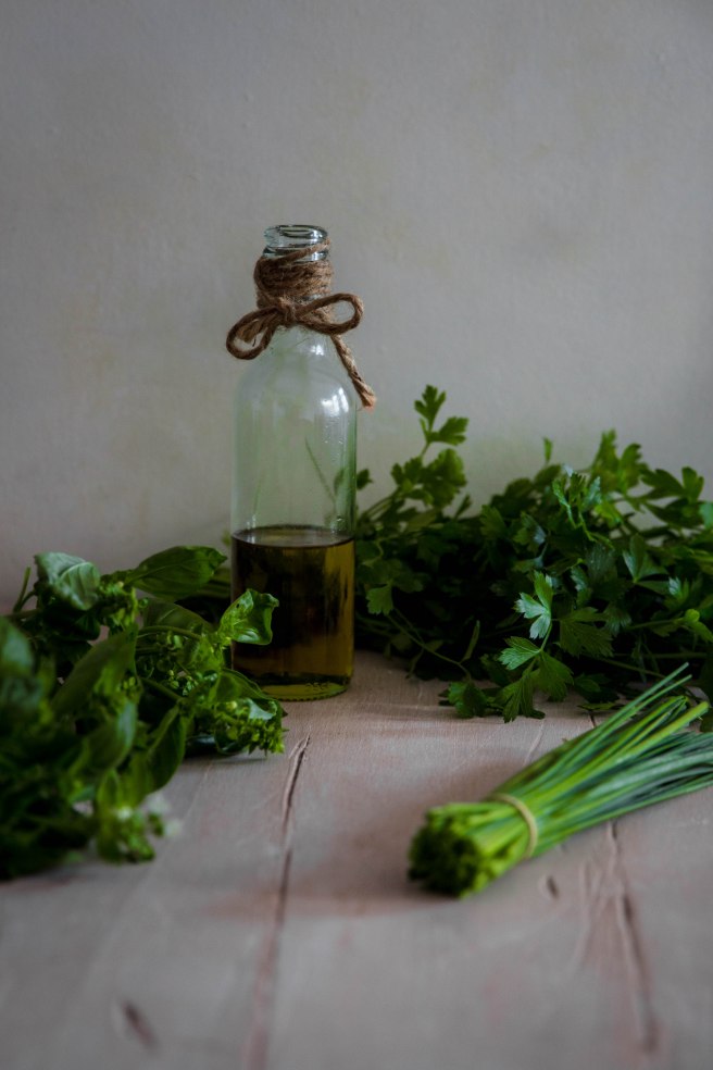 Huile verte - huile d'olive aux herbes aromatiques - DIY food photography