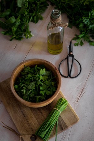Huile verte - huile d'olive aux herbes aromatiques - DIY food photography