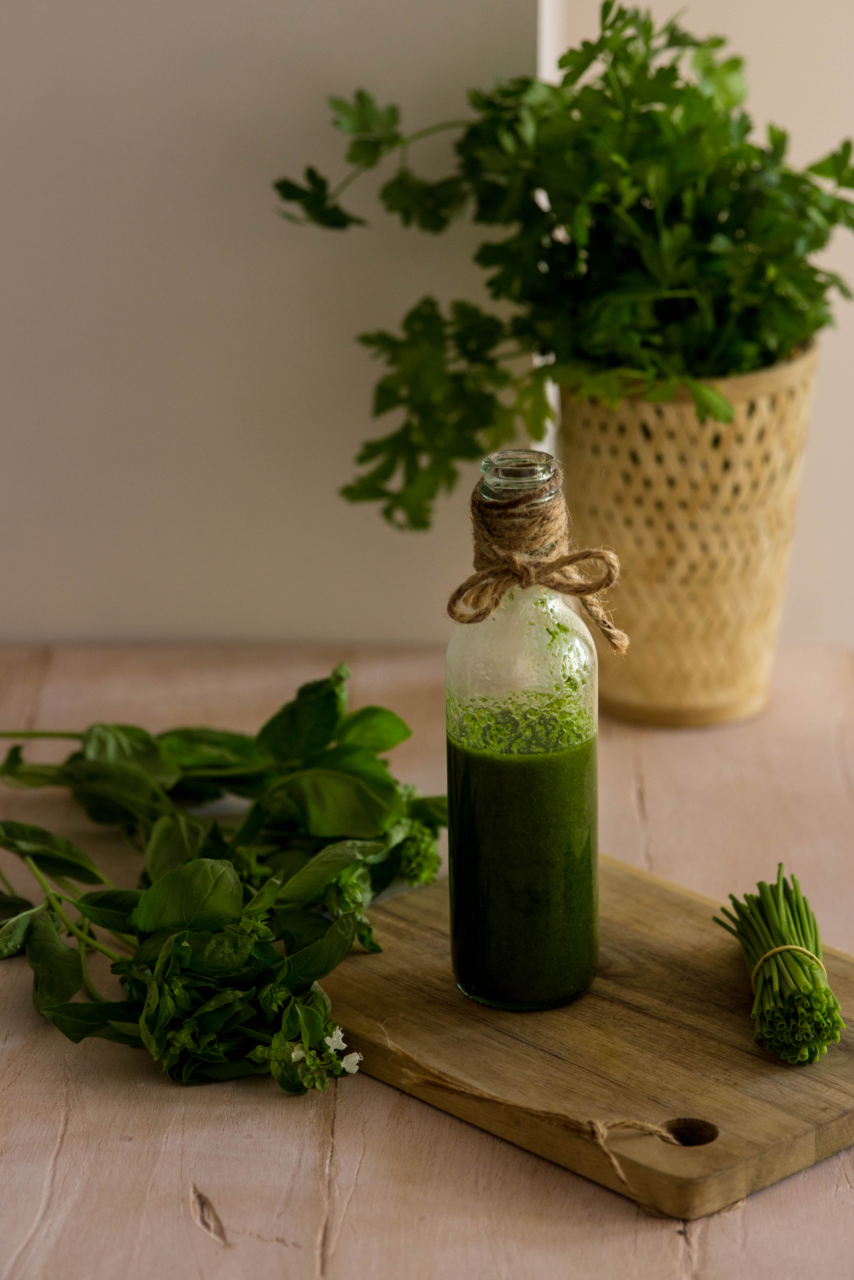 Huile verte - huile d'olive aux herbes aromatiques - DIY food photography