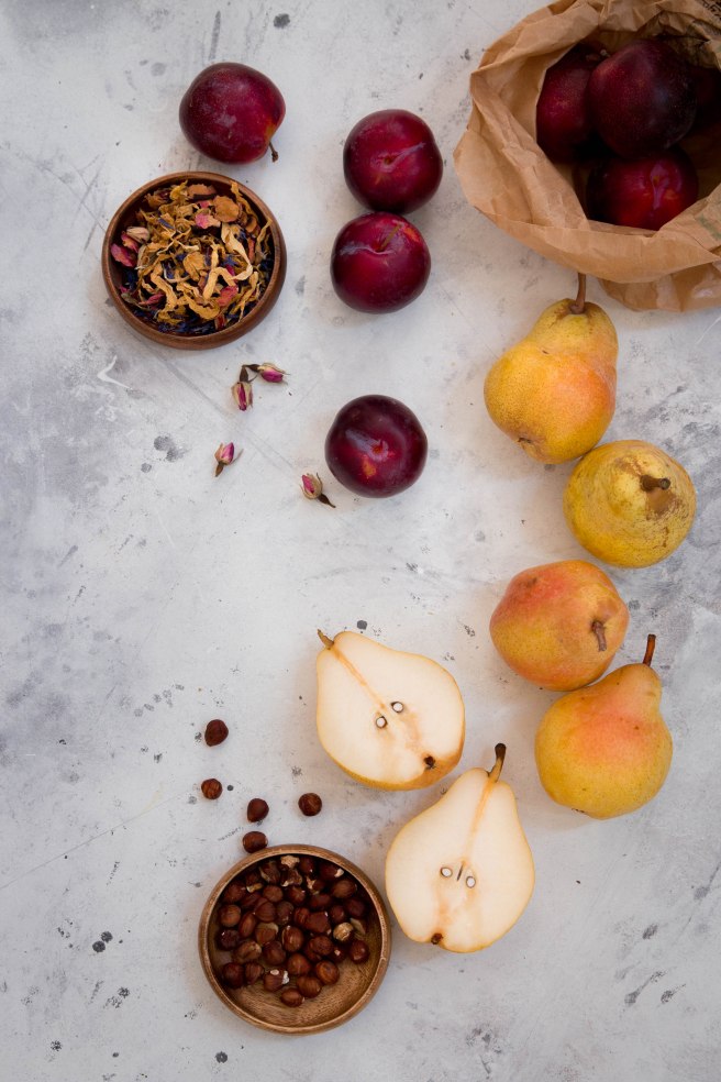 Tarte rustique aux fruits d'automne, prunes rouges, poires et noisette - photography