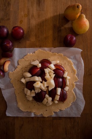 Tarte rustique aux fruits d'automne, prunes rouges, poires et noisette - photography