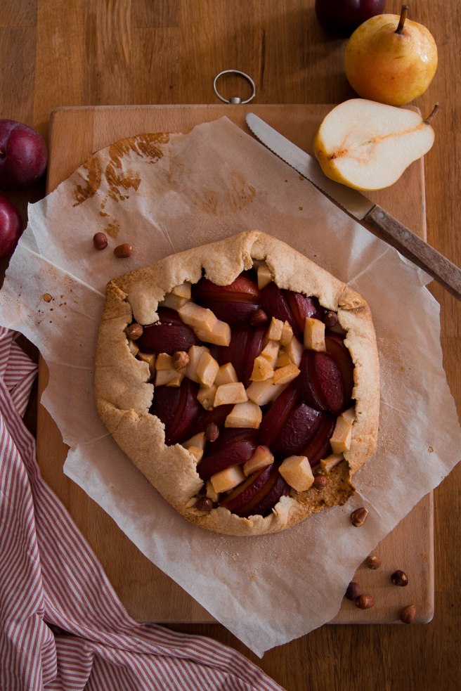 Tarte rustique aux fruits d'automne, prunes rouges, poires et noisette - photography