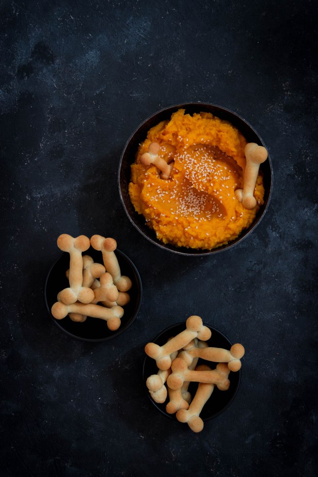 Gressins d'Halloween en forme d'os pour l'apéritif - photography