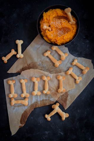 Gressins d'Halloween en forme d'os pour l'apéritif - photography