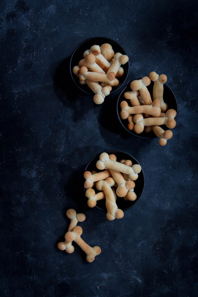 Gressins d'Halloween en forme d'os pour l'apéritif - photography