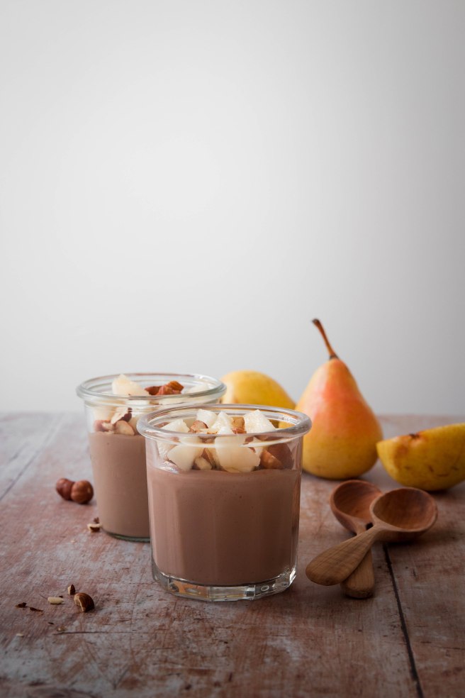 Mhalabia, le flan libanais à la fleur d'oranger, poires et noisettes - photography