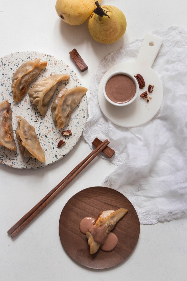 Gyozas sucrés à la poire, crème de marron et noix de pécan pour le dessert avec sauce au lait de coco chocolaté - photography (technique de pliage en fin d'article)