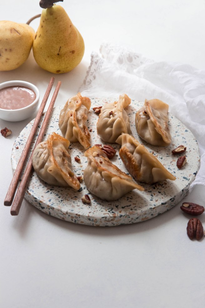 Gyozas sucrés à la poire, crème de marron et noix de pécan pour le dessert avec sauce au lait de coco chocolaté - photography (technique de pliage en fin d'article)