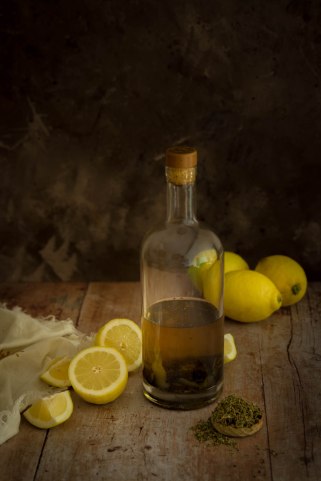 Rhum arrangé citron et thym citron fait maison - photography