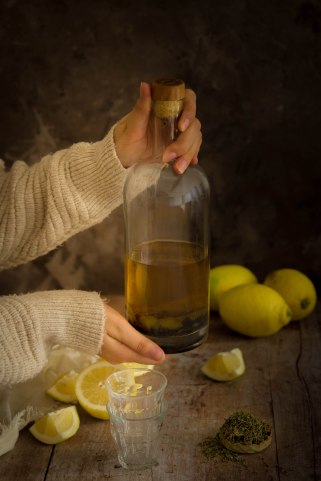 Rhum arrangé citron et thym citron fait maison - photography