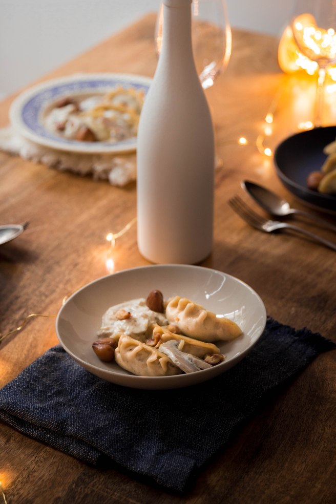 Gyozas aux châtaignes et trois champignons pour Noël végétarien - Christmas food photography