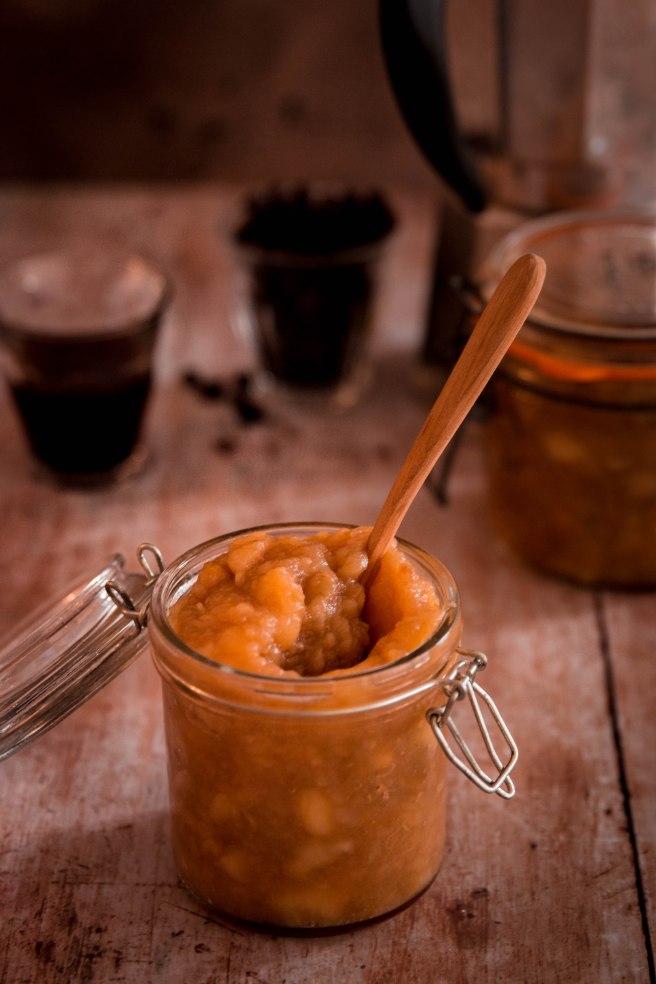 Compote de pommes et café pour le petit déjeuner - photography