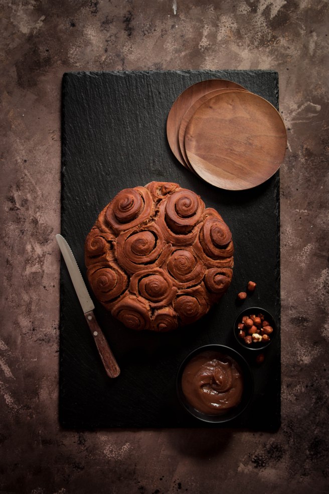 Brioche roulée au cacao et à la crème de marron pour le petit déjeuner - photography