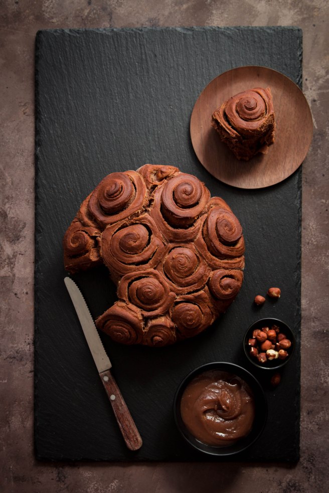Brioche roulée au cacao et à la crème de marron pour le petit déjeuner - photography