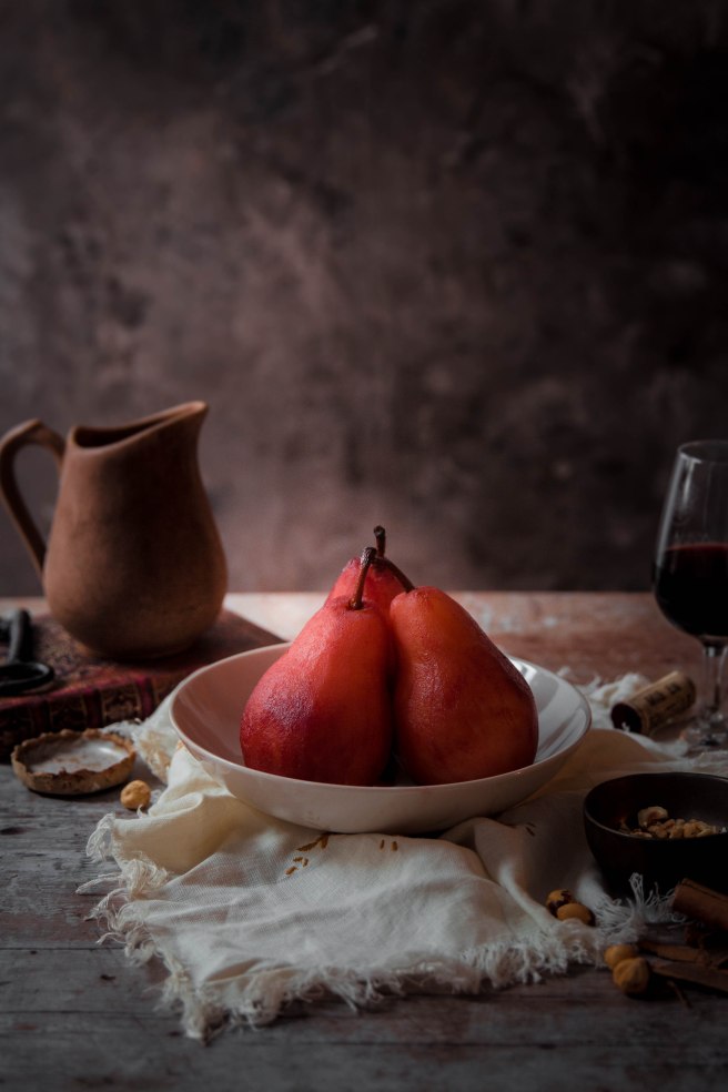 Poires pochées au vin rouge et noisettes - poached pear photography