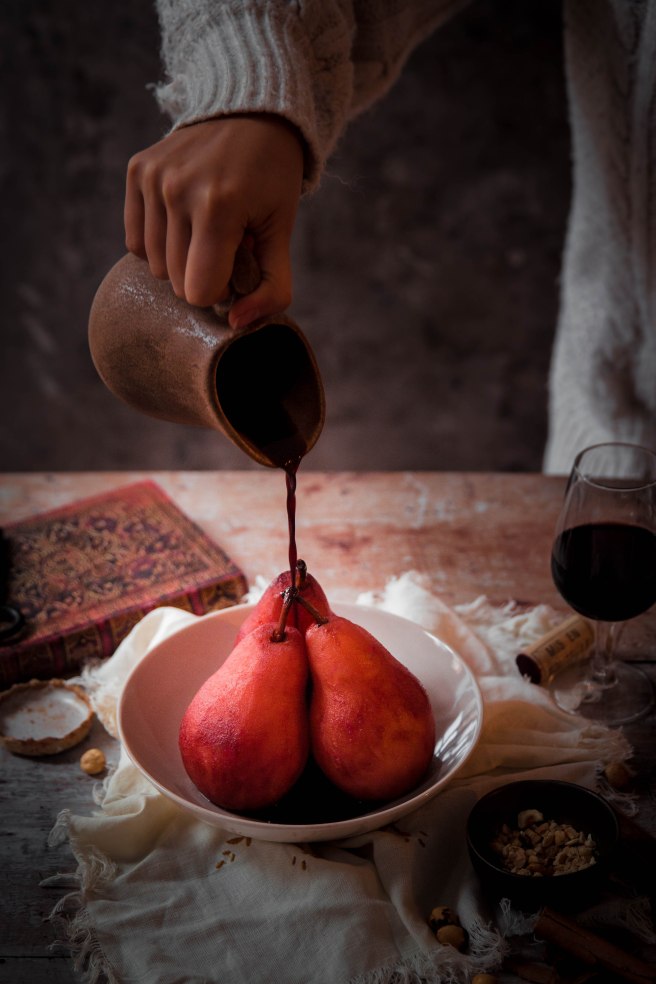 Poires pochées au vin rouge et noisettes - poached pear photography