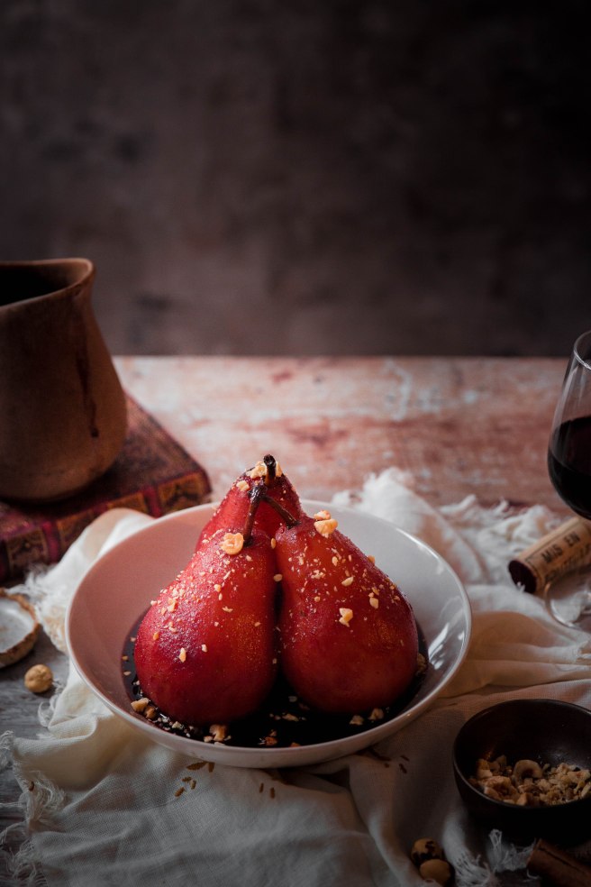 Poires pochées au vin rouge et noisettes - poached pear photography