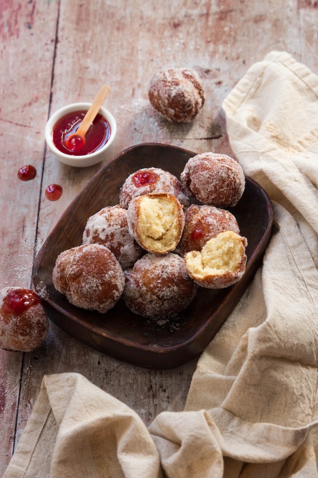 Beignets italiens à la fleur d'oranger et confiture pour Mardi Gras - donuts photography 