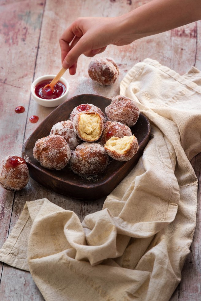 Beignets italiens à la fleur d'oranger et confiture pour Mardi Gras - donuts photography