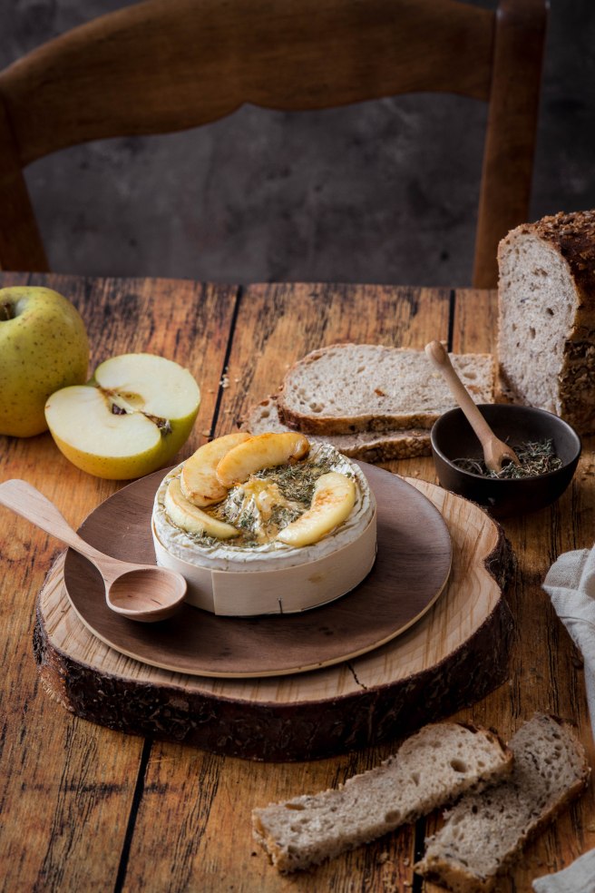 Camembert rôti au four aux pommes, miel et thym - Roasted camembert photography