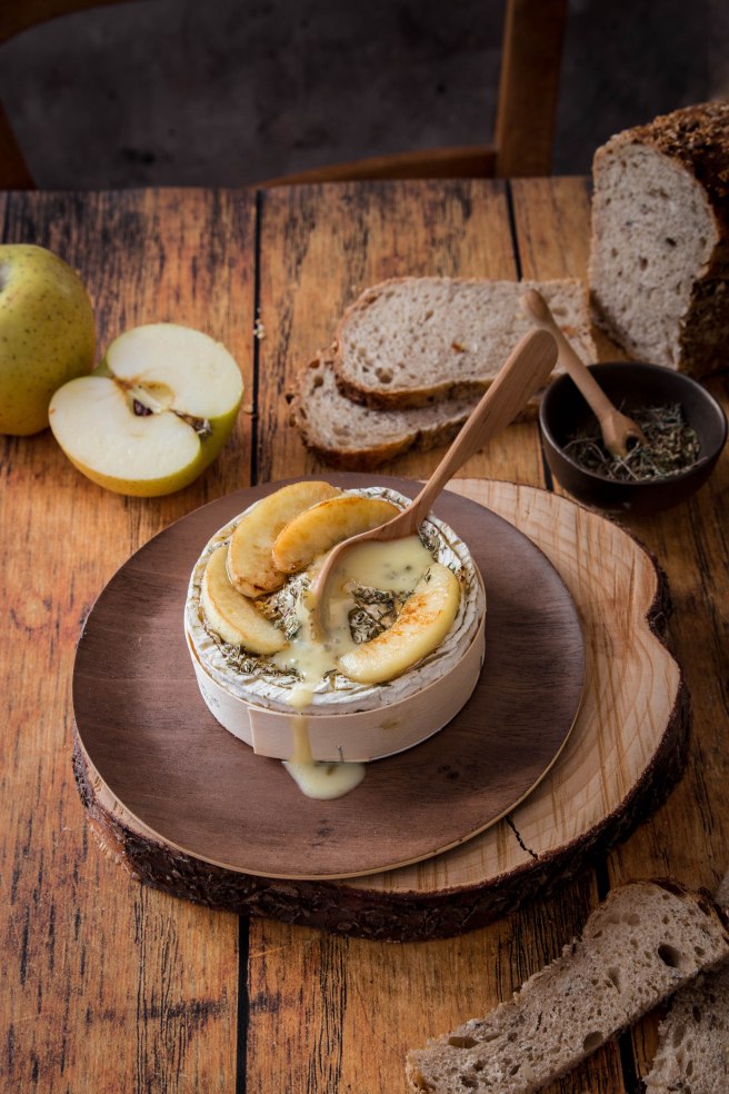 Camembert rôti au four aux pommes, miel et thym - Roasted camembert photography