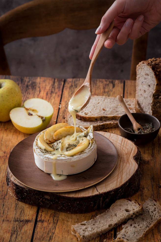 Camembert rôti au four aux pommes, miel et thym - Roasted camembert photography