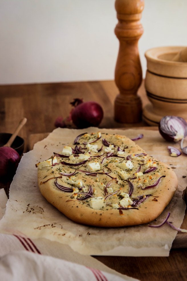 Foccacia italienne à l'oignon rouge et feta - photography