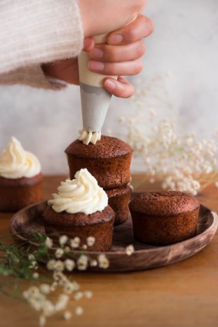 Petits carrot cakes au miel et amandes et topping mascarpone (spécial Pâques) - photography