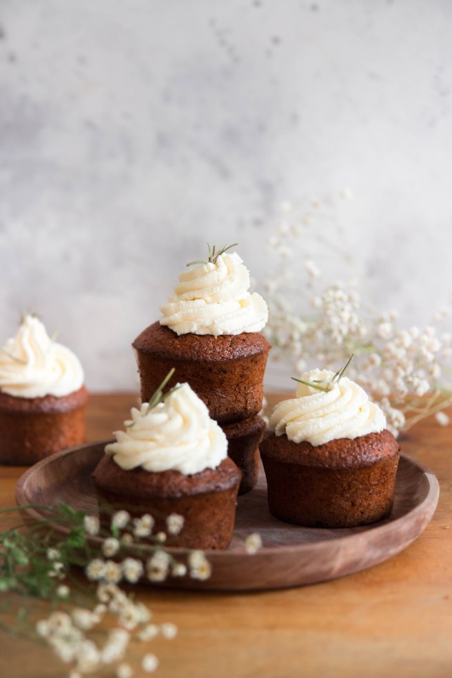 Petits carrot cakes au miel et amandes et topping mascarpone (spécial Pâques) - photography