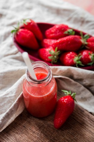 Smoothie vitaminé fraise, pomme, citron et sirop de sureau - drink photography