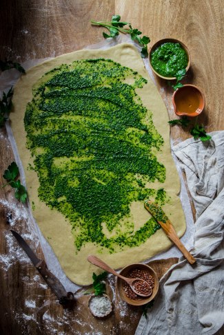 Brioche salée au pesto et sarrasin torréfié - pesto bread photography
